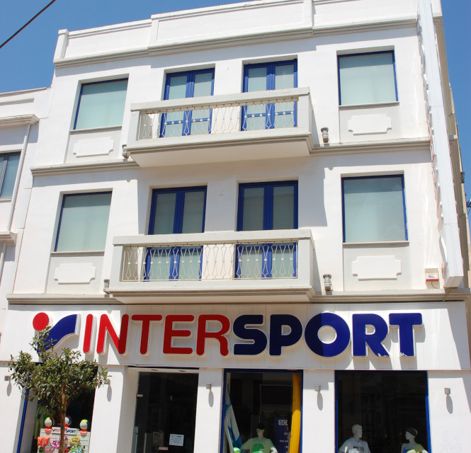 Τριόροφο κατάστημα